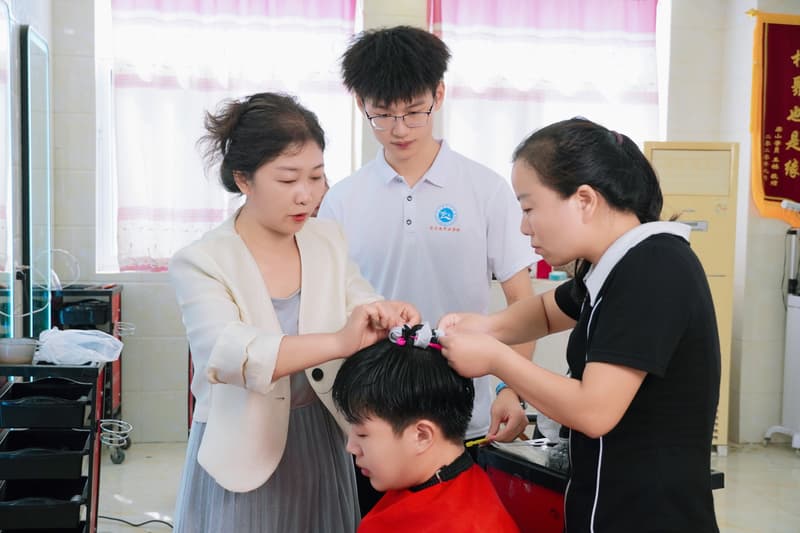 告别学历焦虑，掌握技能开启高薪人生​